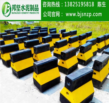 廣州哪里的水泥防撞墩質(zhì)量好？水泥隔離墩批發(fā)