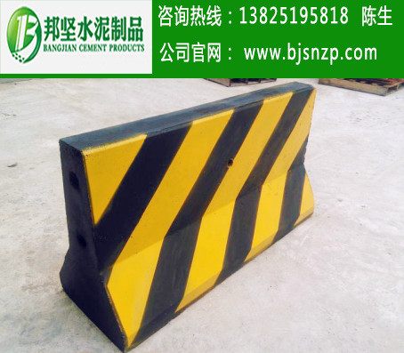 廣州道路水泥防撞墩用途，廣州混凝土隔離墩生產(chǎn)廠家
