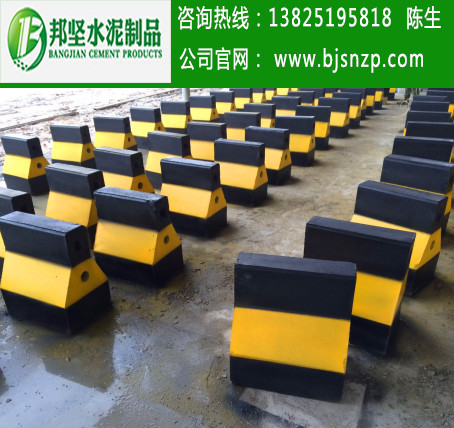 廣州水泥防撞墩、隔離墩，廠家大量存貨供應(yīng)