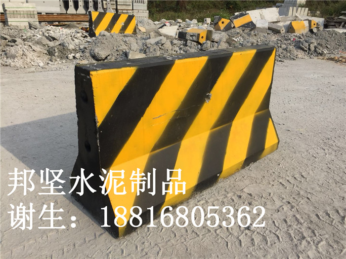 東莞佛山水泥隔離墩廠家供應(yīng)，混凝土隔離墩最新價(jià)格
