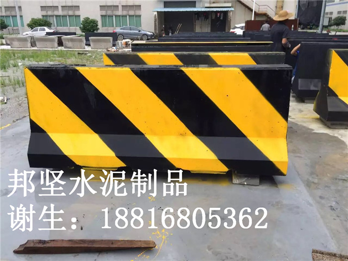 廣州混凝土隔離墩生產(chǎn)廠家，混凝土防撞墩現(xiàn)貨供應(yīng)