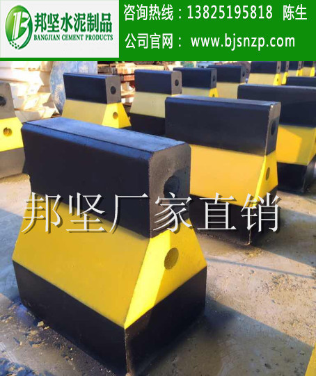 廣州水泥隔離墩、交通防撞墩廠家，水泥墩現(xiàn)貨供應(yīng)